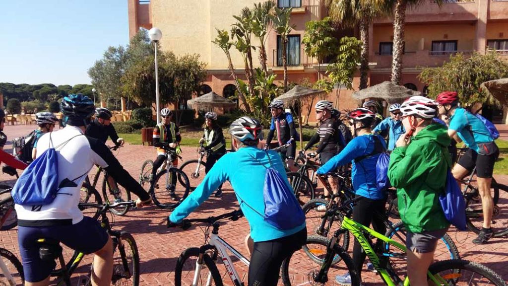 Grupo en bicicleta con Aventura Rumbo Sur