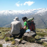 Pareja en cima de montaña