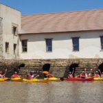 Grupo en salida con piragua en Huelva