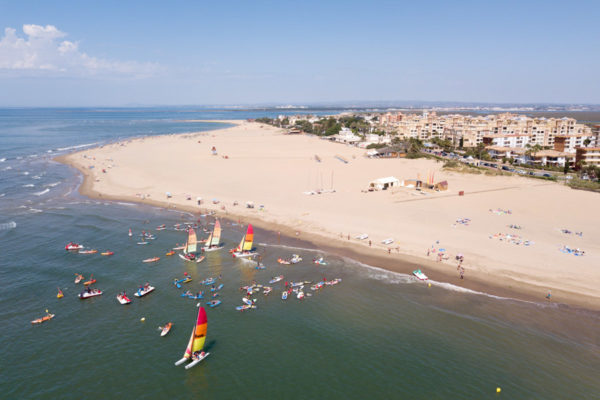 Vista aérea de actividades acuáticas en Huelva