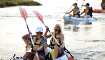 Grupo en travesía Kayak con Flecha Extreme