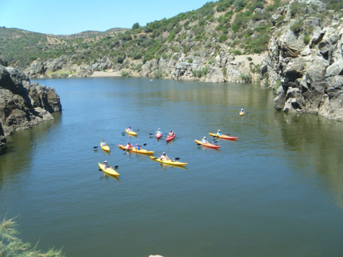 Grupo de kayaks en Huelva