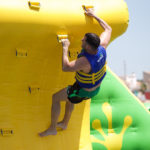 Rocódromo en parque acuático flotante