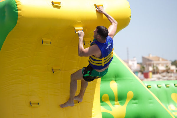 Rocódromo en parque acuático flotante