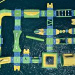 Vista aérea parque acuático flotante