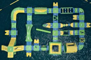 Vista aérea parque acuático flotante