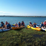 Grupo en travesía de piraguas en Huelva
