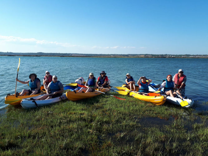 Grupo en travesía de piraguas en Huelva